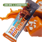 Proteinbar med karamellsmak, 33% protein, 380 mg L-karnitin, synlig kola och saltsmulor.